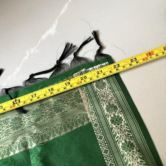 100% Silk Green Gold Table Runner Scarf With Tassels Floral Pattern India 70x2 - Picture 5 of 6